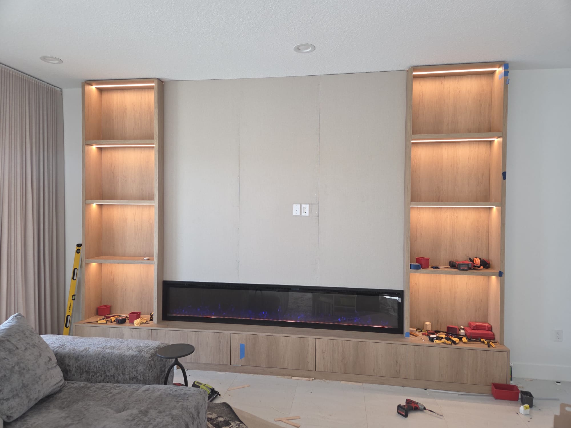 Custom wall unit by COPLASA
