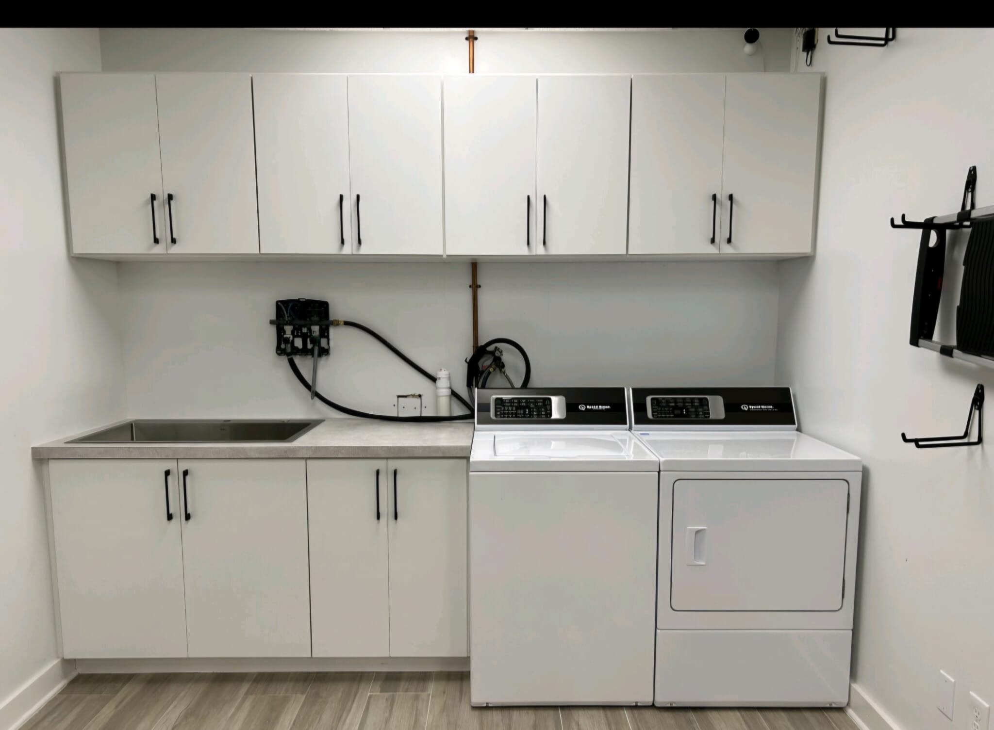 Laundry room cabinetry by COPLASA